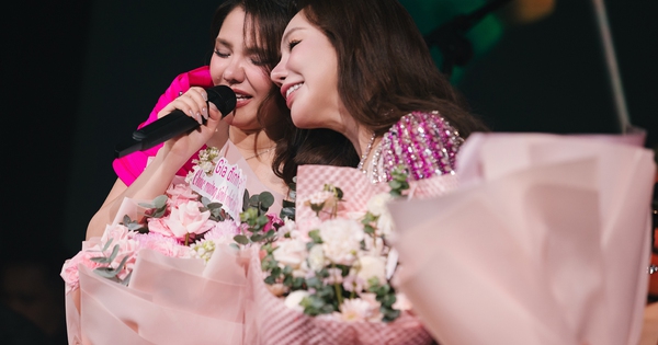 Myra Trần rơi nước mắt trước lời động viên của Hồ Quỳnh Hương tại liveshow sinh nhật - hình ảnh - vn-new88.com
