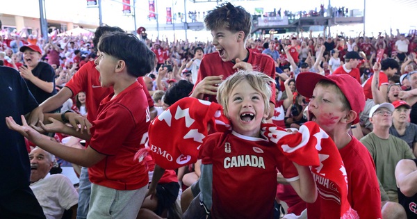 CĐV Canada mở hội sau chiến thắng lịch sử tại World Cup - hình ảnh - vn-new88.com CĐV Canada mở hội sau chiến thắng lịch sử tại World Cup - hình ảnh - vn-new88.com