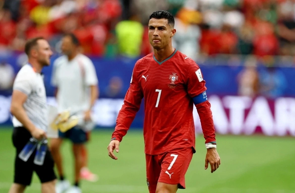 Cầu thủ CHDC Congo thừa nhận không kèm Ronaldo: Cơ hội vàng cho fan cá cược tại NEW88 - hình ảnh - vn-new88.com Cầu thủ CHDC Congo thừa nhận không kèm Ronaldo: Cơ hội vàng cho fan cá cược tại NEW88 - hình ảnh - vn-new88.com