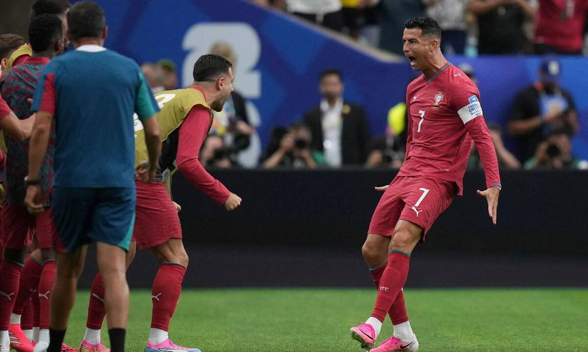 Ibrahimovic chê Ronaldo: ‘Cứ như vừa trở về từ hành tinh khác’ - hình ảnh - vn-new88.com Ibrahimovic chê Ronaldo: ‘Cứ như vừa trở về từ hành tinh khác’ - hình ảnh - vn-new88.com