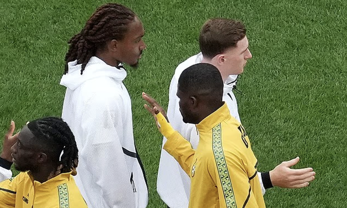 Cầu thủ Anh từ chối bắt tay đối thủ ở World Cup: Djed Spence gây tranh cãi trước trận gặp Ghana - hình ảnh - vn-new88.com Cầu thủ Anh từ chối bắt tay đối thủ ở World Cup: Djed Spence gây tranh cãi trước trận gặp Ghana - hình ảnh - vn-new88.com