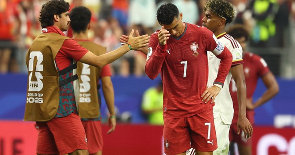 Ibrahimovic chê HLV Martinez không dám hy sinh Ronaldo, khiến Bồ Đào Nha bị loại cay đắng - hình ảnh - vn-new88.com Ibrahimovic chê HLV Martinez không dám hy sinh Ronaldo, khiến Bồ Đào Nha bị loại cay đắng - hình ảnh - vn-new88.com